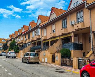 Vista exterior de Casa adosada en venda en Fuenlabrada amb Aire condicionat, Calefacció i Parquet