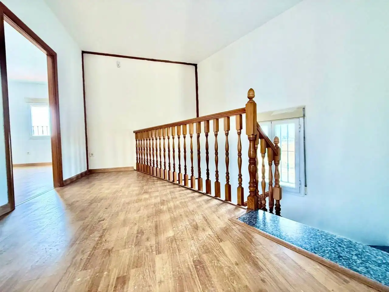 Casa adosada en venta en Miguel Esteban con Alarma y Piscina comunitaria