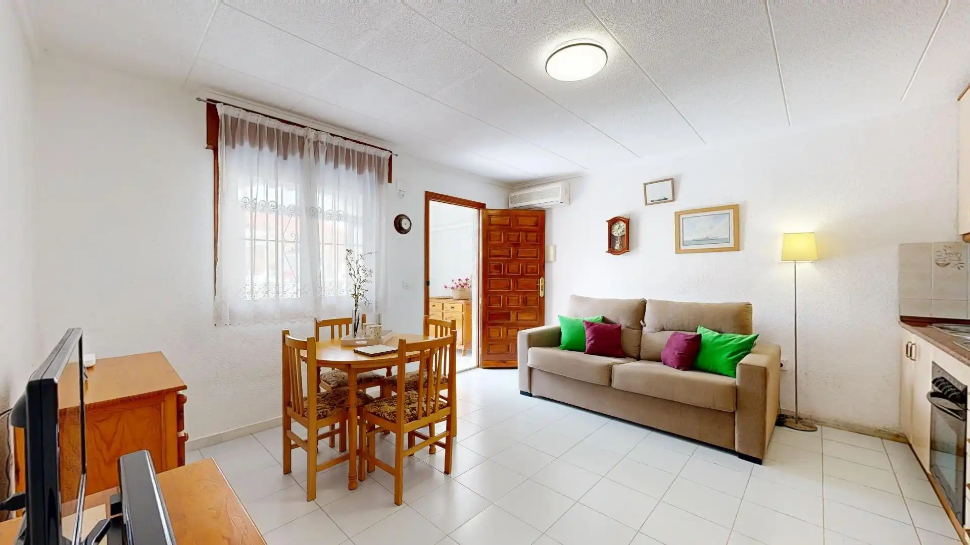 Sala d'estar de Casa adosada en venda en Torrevieja amb Aire condicionat i Terrassa