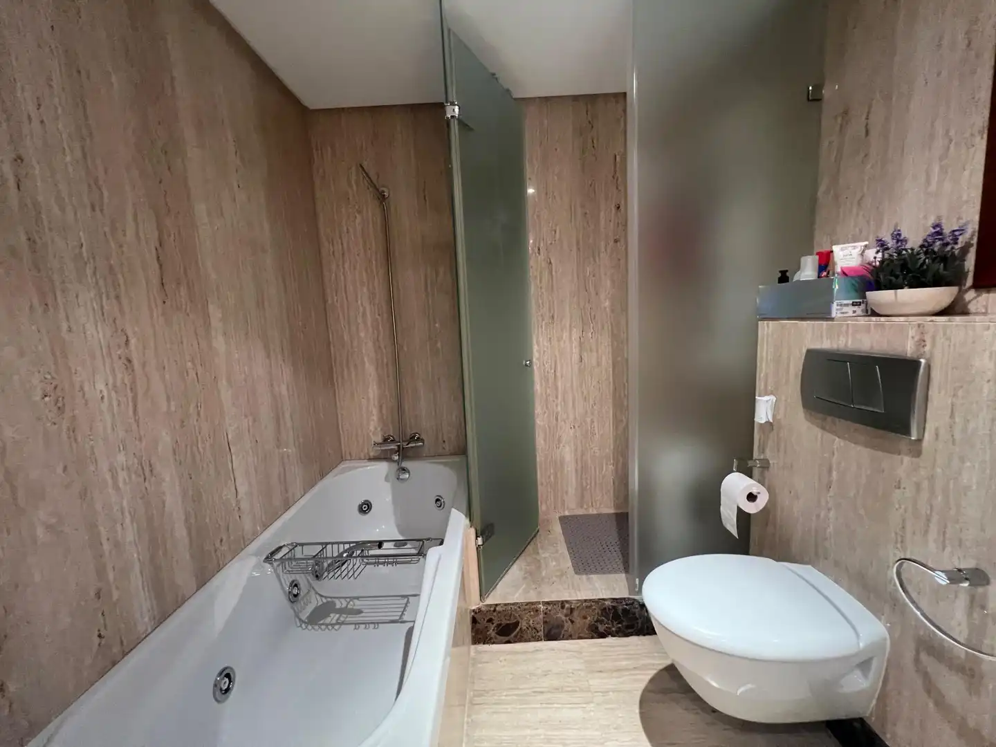 Badezimmer von Wohnung zum Verkauf in Estepona mit Klimaanlage, Privatgarten und Terrasse