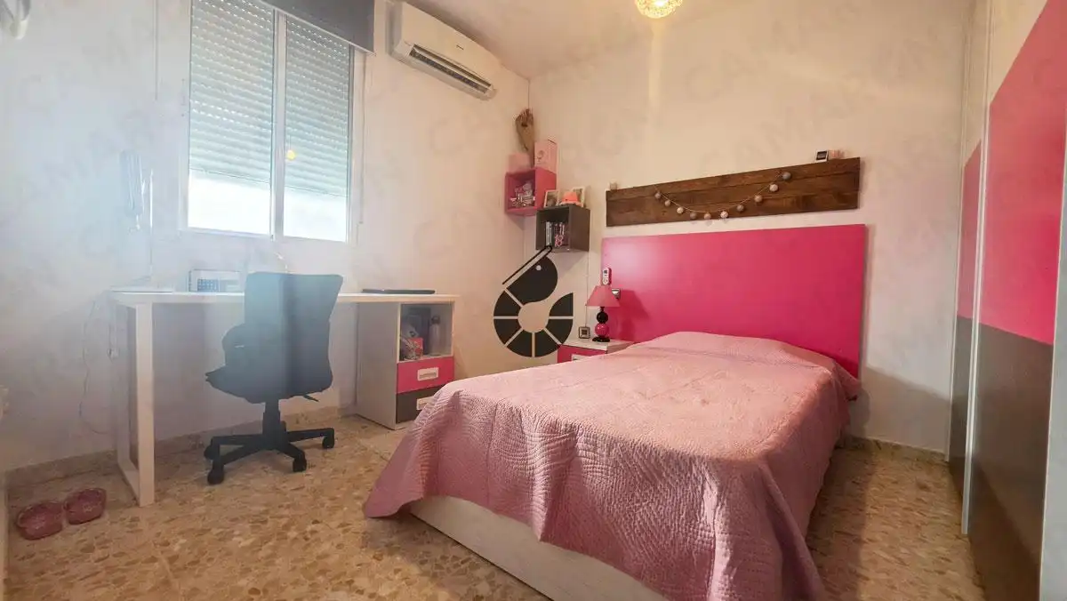 Habitación de Casa adosada en venta en Coria del Río con Aire acondicionado, Parquet y Terraza