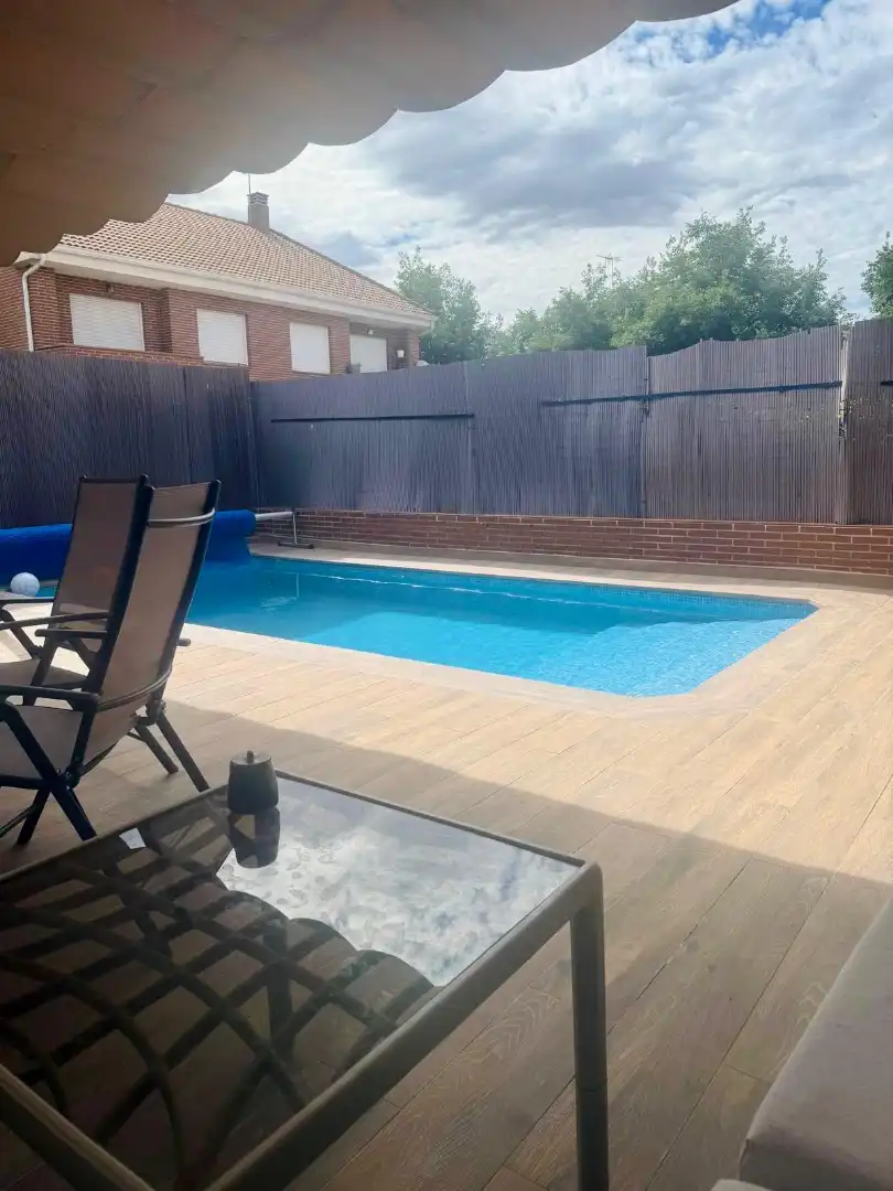 Piscina de Casa adosada en venta en Parla con Aire acondicionado, Calefacción y Jardín privado