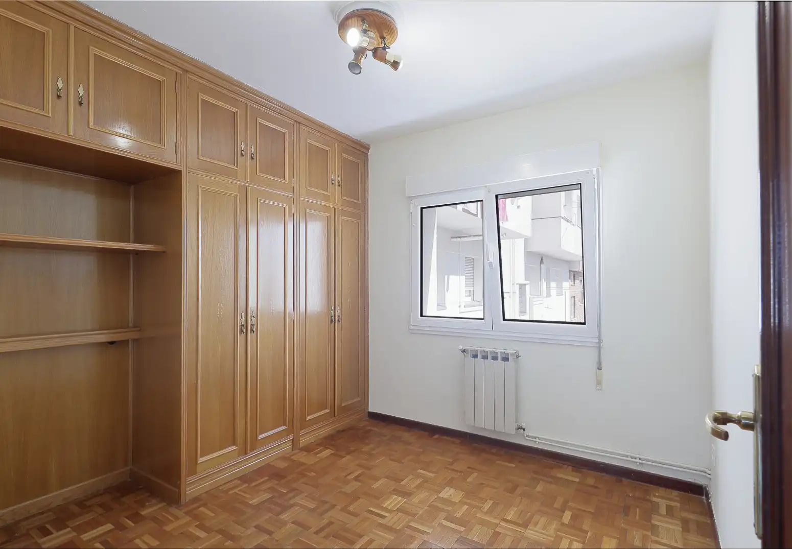 Dormitori de Pis en venda en Gijón  amb Calefacció, Parquet i Terrassa