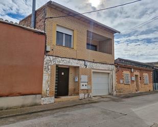 Vista exterior de Casa adosada en venda en Mallén amb Jardí privat, Terrassa i Traster