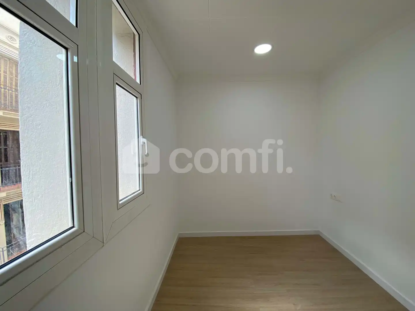 Schlafzimmer von Dachboden zum Verkauf in Barcelona mit Balkon