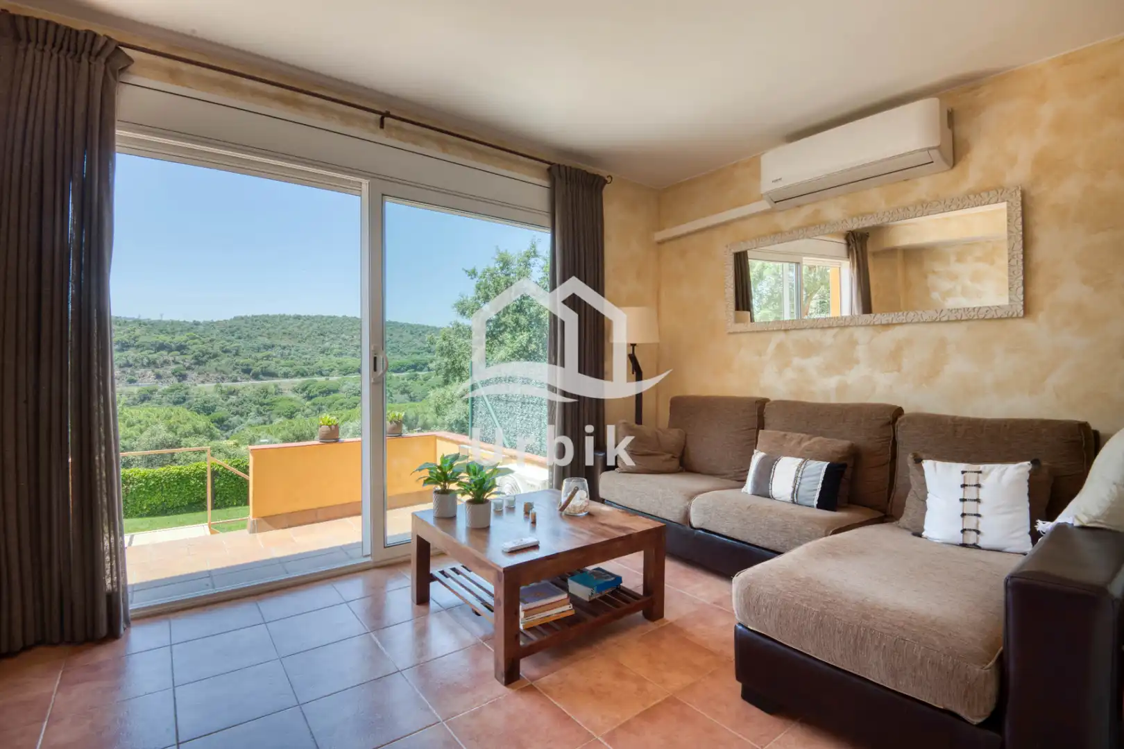 Wohnzimmer von Einfamilien-Reihenhaus zum Verkauf in Castell d'Aro, Platja d'Aro i s'Agaró mit Klimaanlage, Heizung und Terrasse