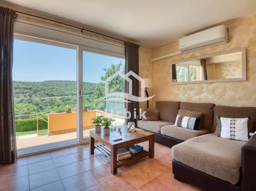 Terraced house with pool for sale in Passeig Safir 35