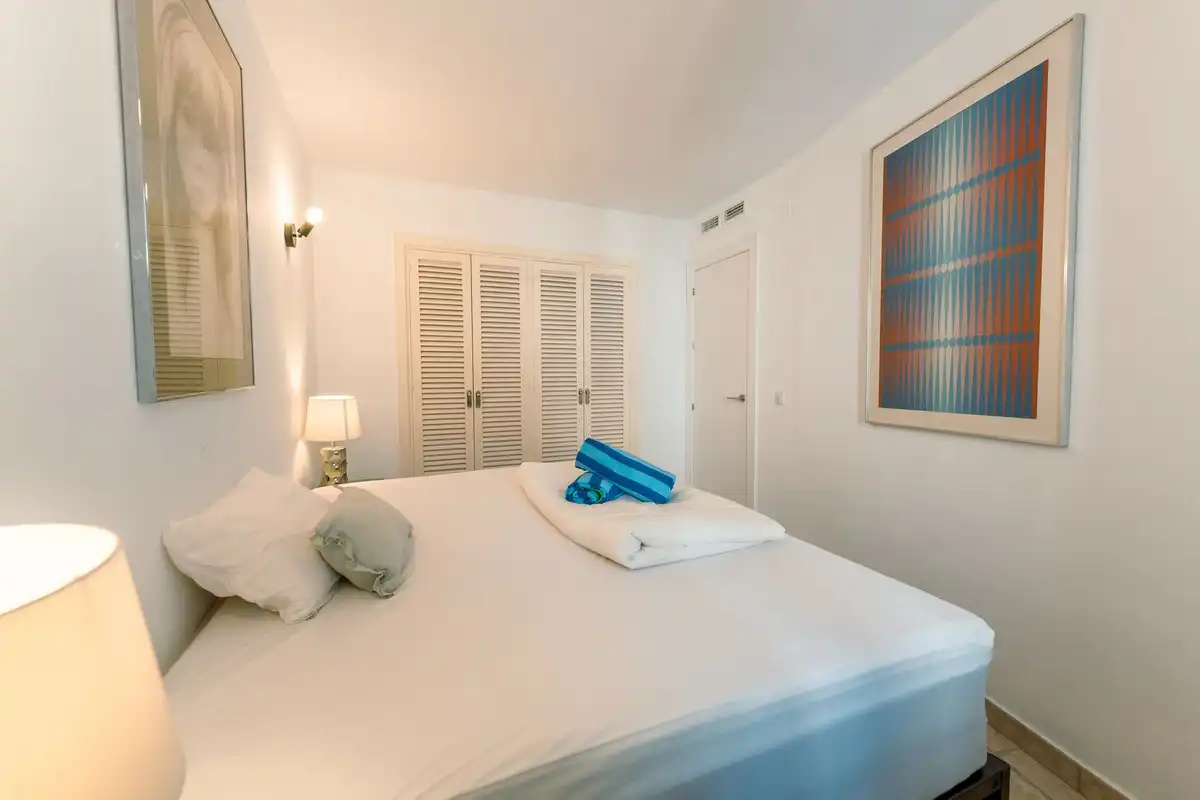 Dormitori de Casa adosada de lloguer en Marbella amb Piscina comunitària