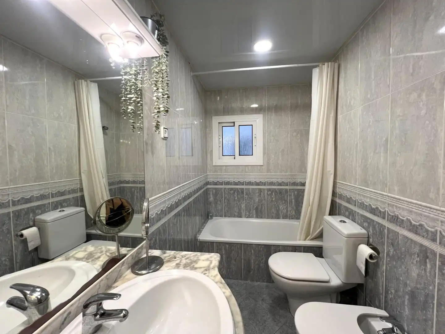 Bathroom of Flat for sale in L'Hospitalet de Llobregat  with Air Conditioner, Heating and Furnished