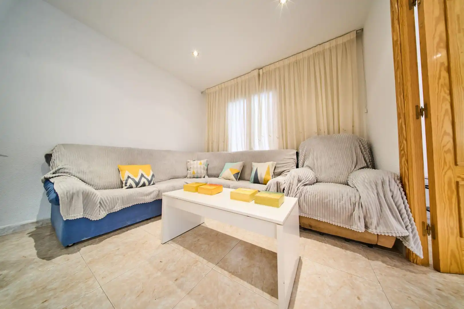 Living room of Flat for sale in Granada  with Air Conditioner and Balcony
