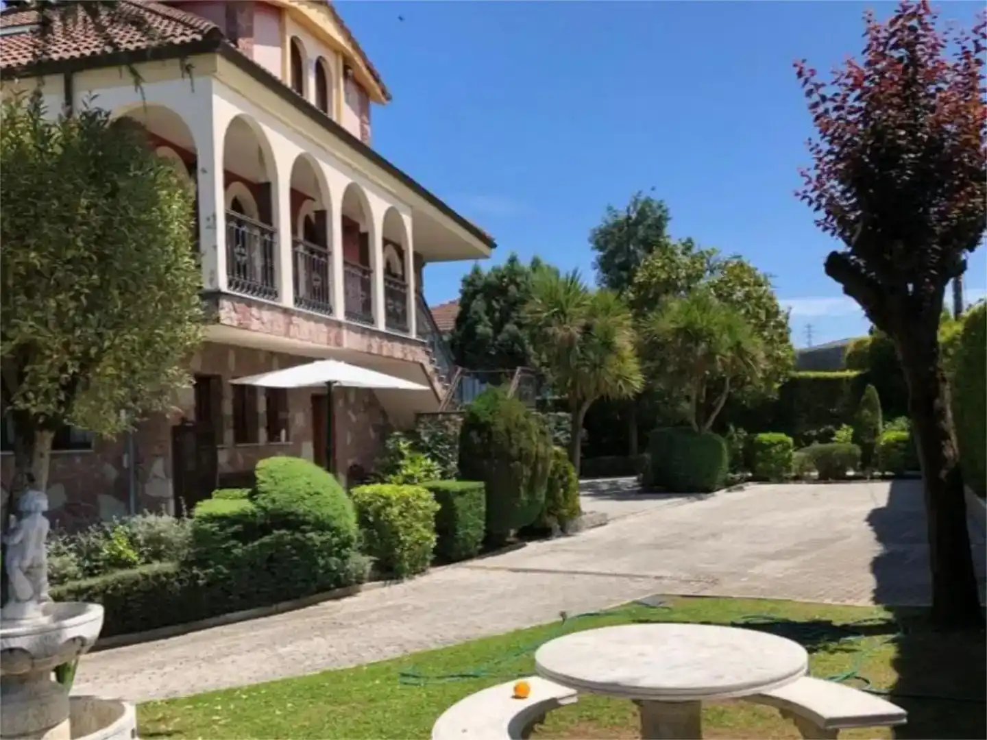 Vista exterior de Pis en venda en Siero amb Jardí privat, Parquet i Moblat