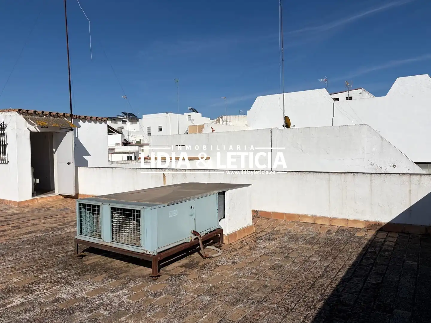 Vista exterior de Casa o xalet en venda en Alcalá de Guadaira amb Aire condicionat, Traster i Piscina