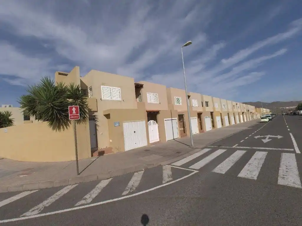 Vista exterior de Casa adosada en venda en Santa Lucía de Tirajana