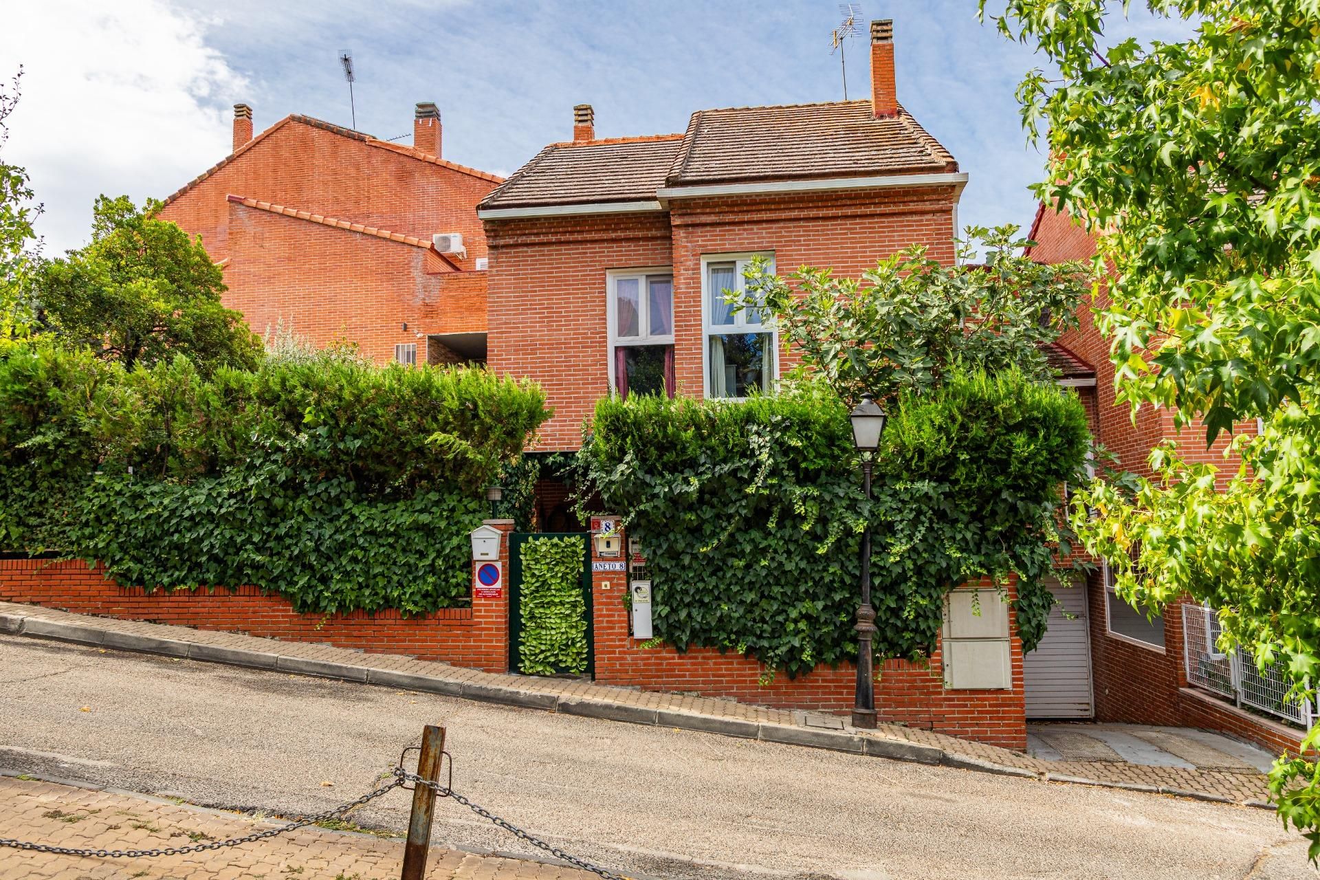 Vista exterior de Casa adosada en venta en Tres Cantos con Calefacción, Jardín privado y Terraza