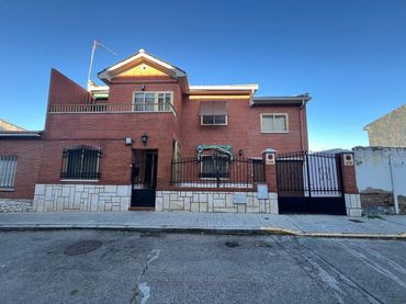 Casa amb jardí en venda a virgen
