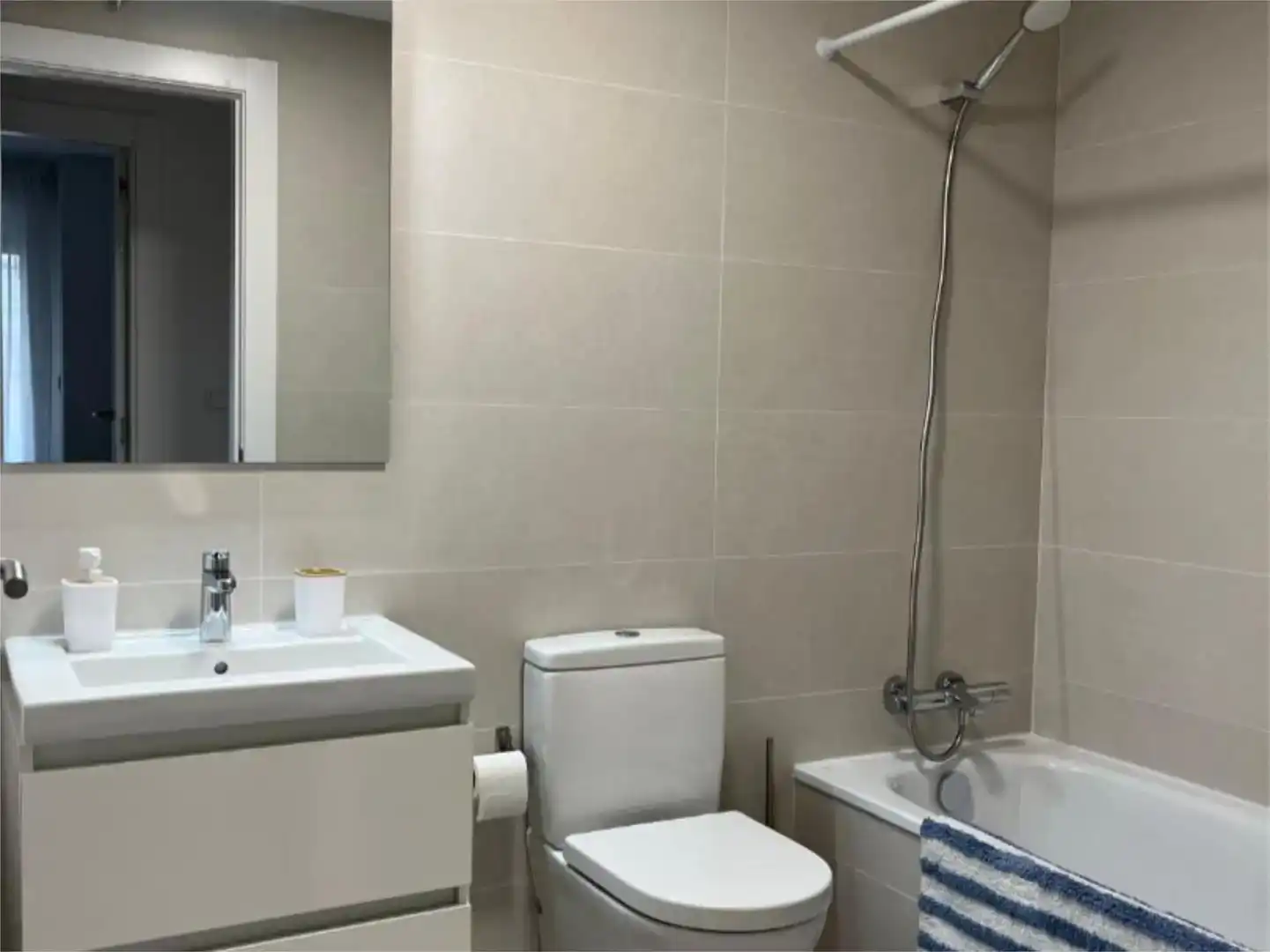 Badezimmer von Wohnung zur Miete in Santurtzi  mit Klimaanlage