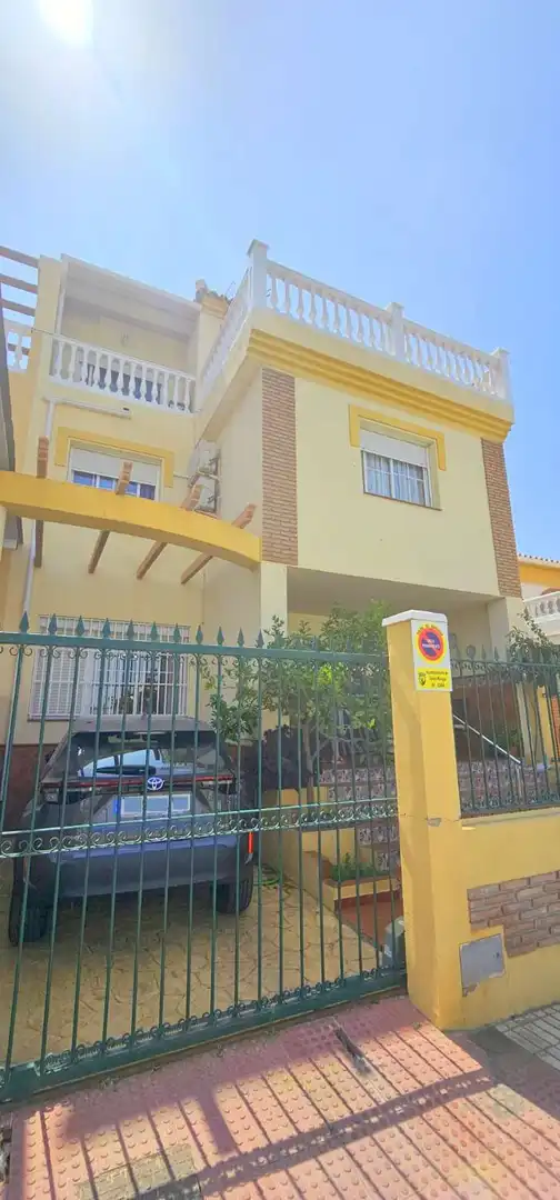 Vista exterior de Casa o xalet en venda en Vélez-Málaga amb Aire condicionat, Calefacció i Terrassa