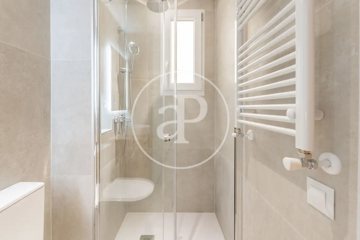 Bathroom of Flat for sale in Madrid  with Air Conditioner, Heating and Storage room