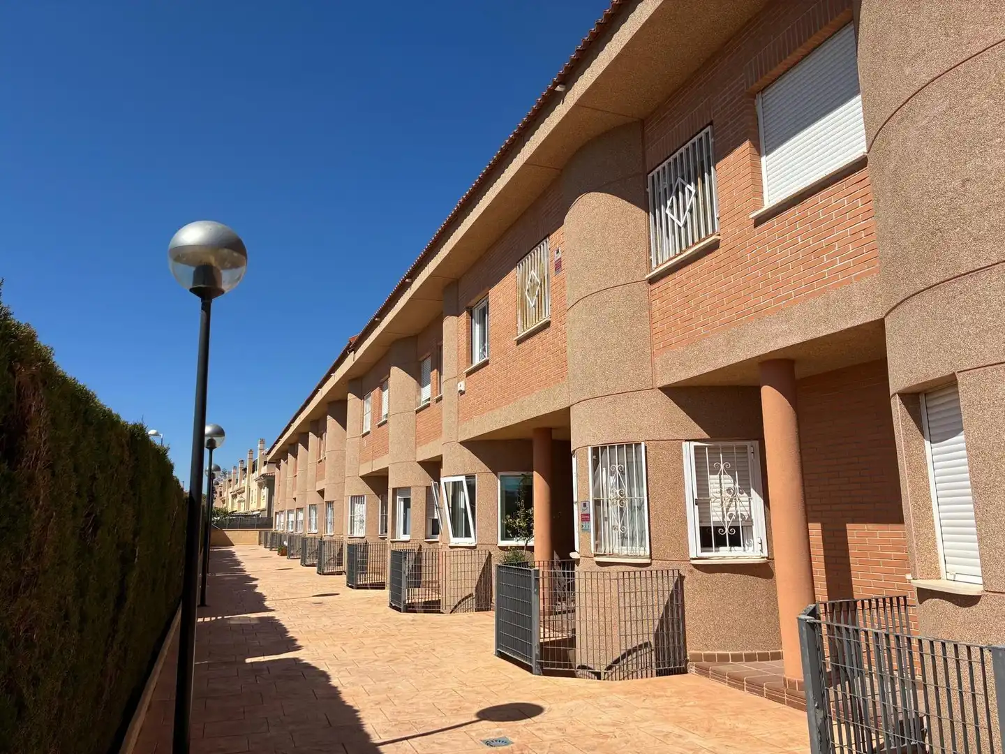 Vista exterior de Casa o xalet en venda en Alicante / Alacant amb Aire condicionat, Terrassa i Piscina comunitària