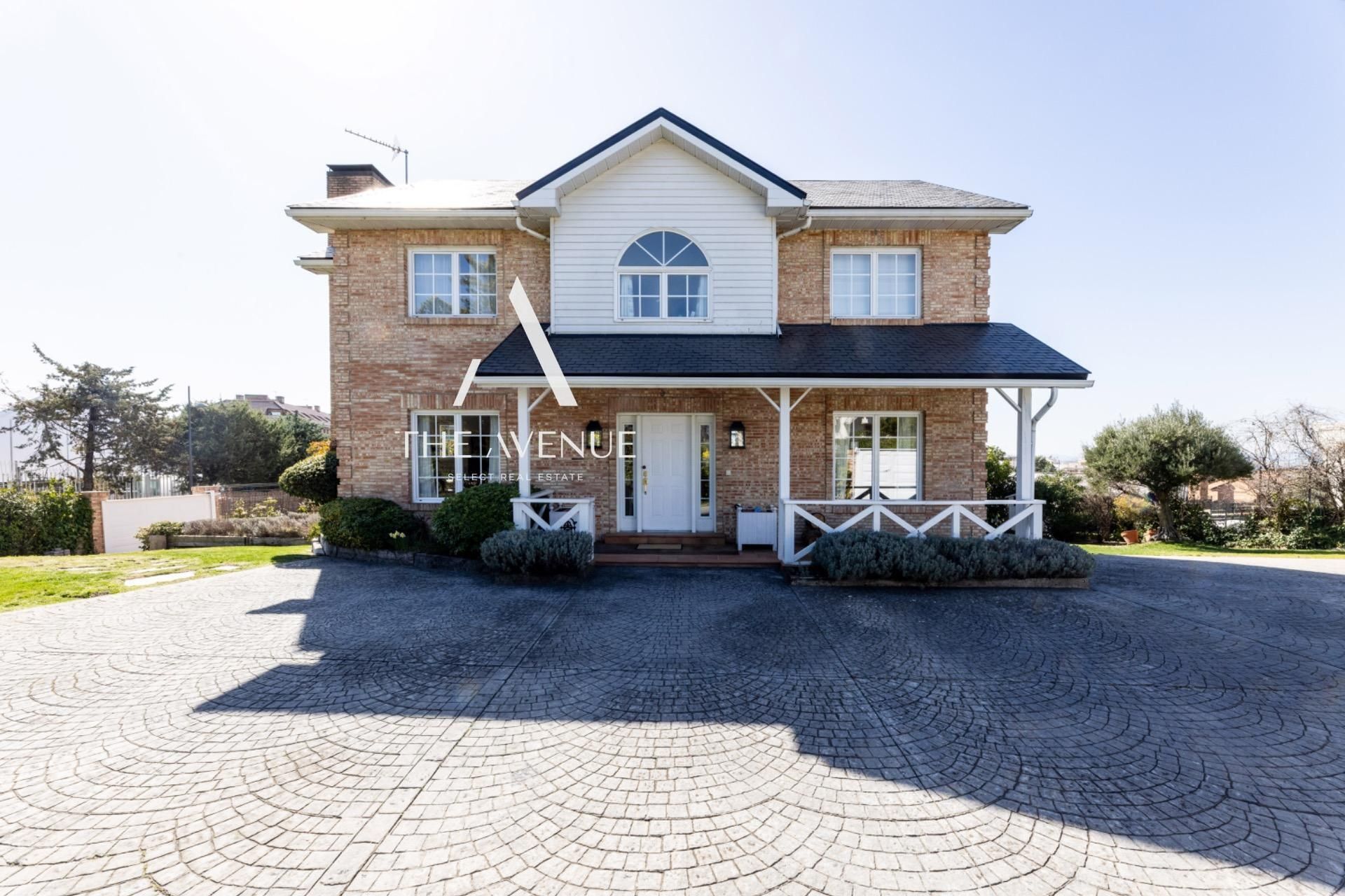 Vista exterior de Casa o xalet en venda en Boadilla del Monte amb Jardí privat i Piscina comunitària