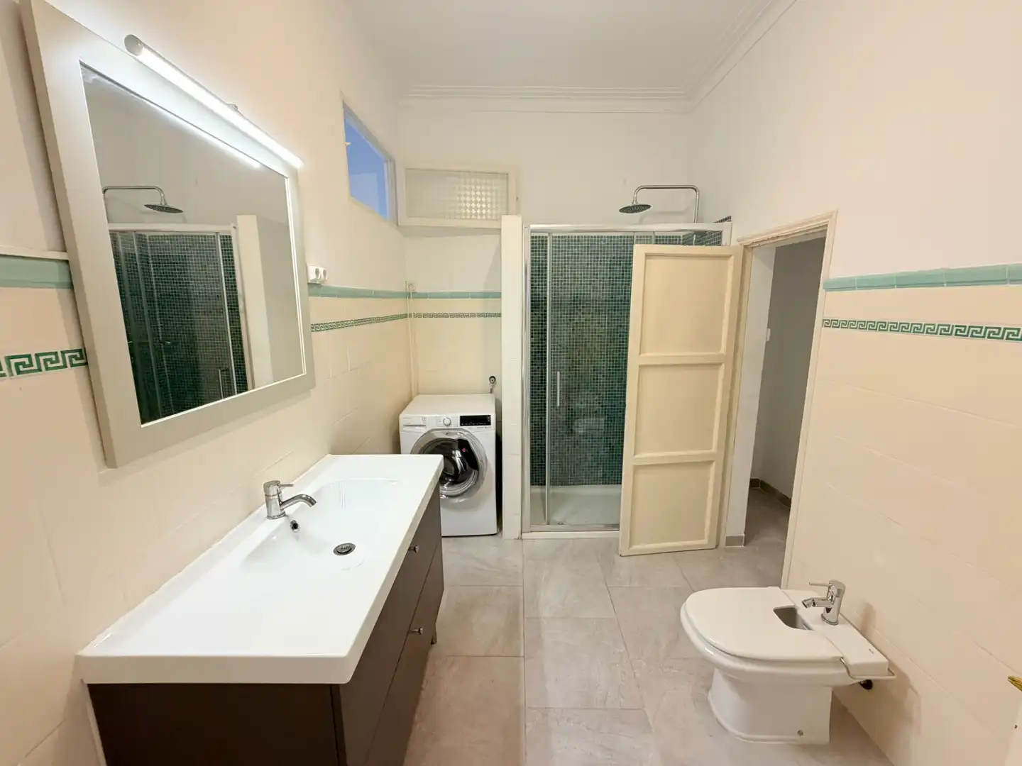 Bathroom of Flat for rent in  Palma de Mallorca  with Oven and Washing machine