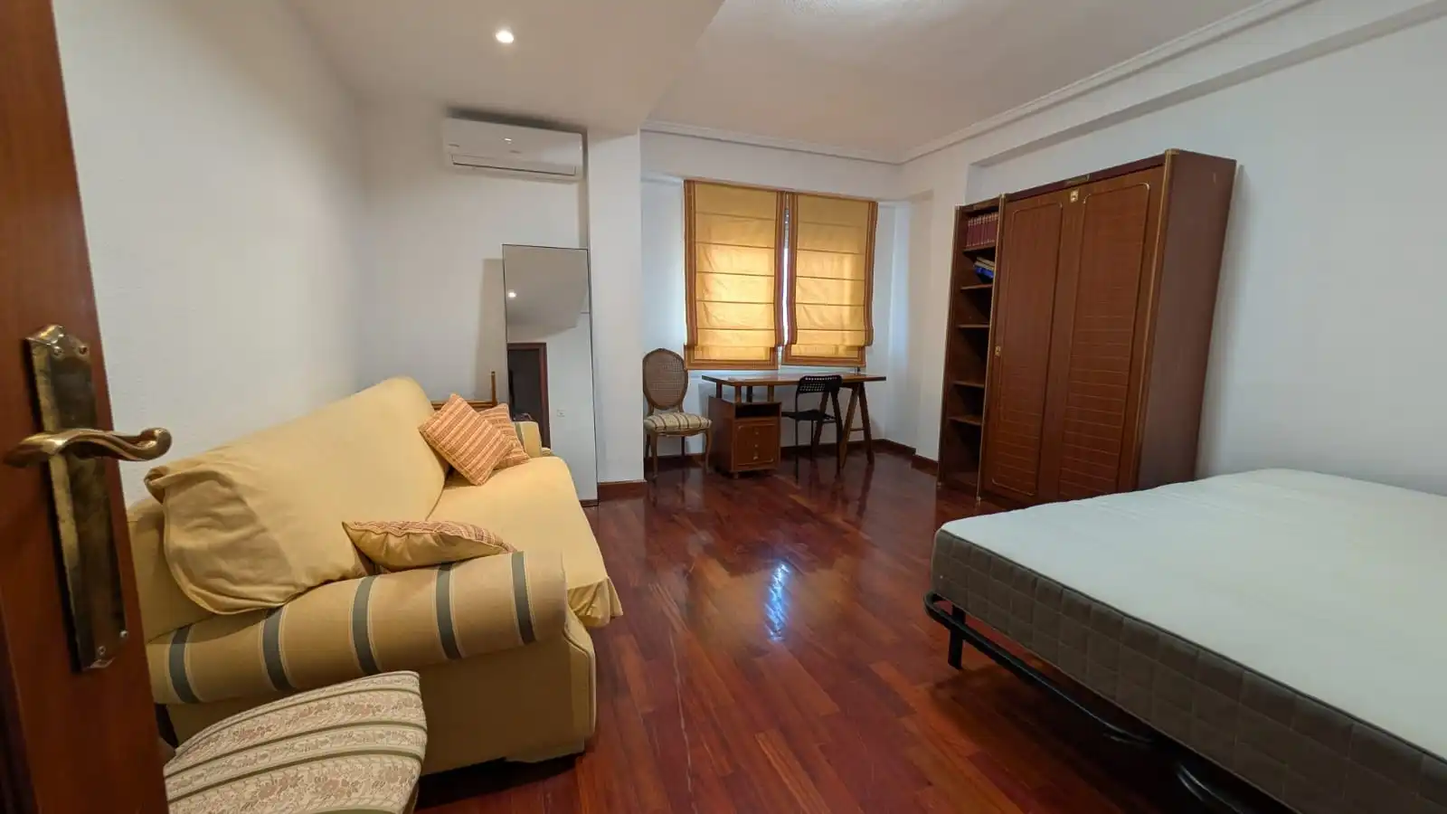 Bedroom of Flat for rent in Valencia  with Air Conditioner, Heating and Parquet flooring