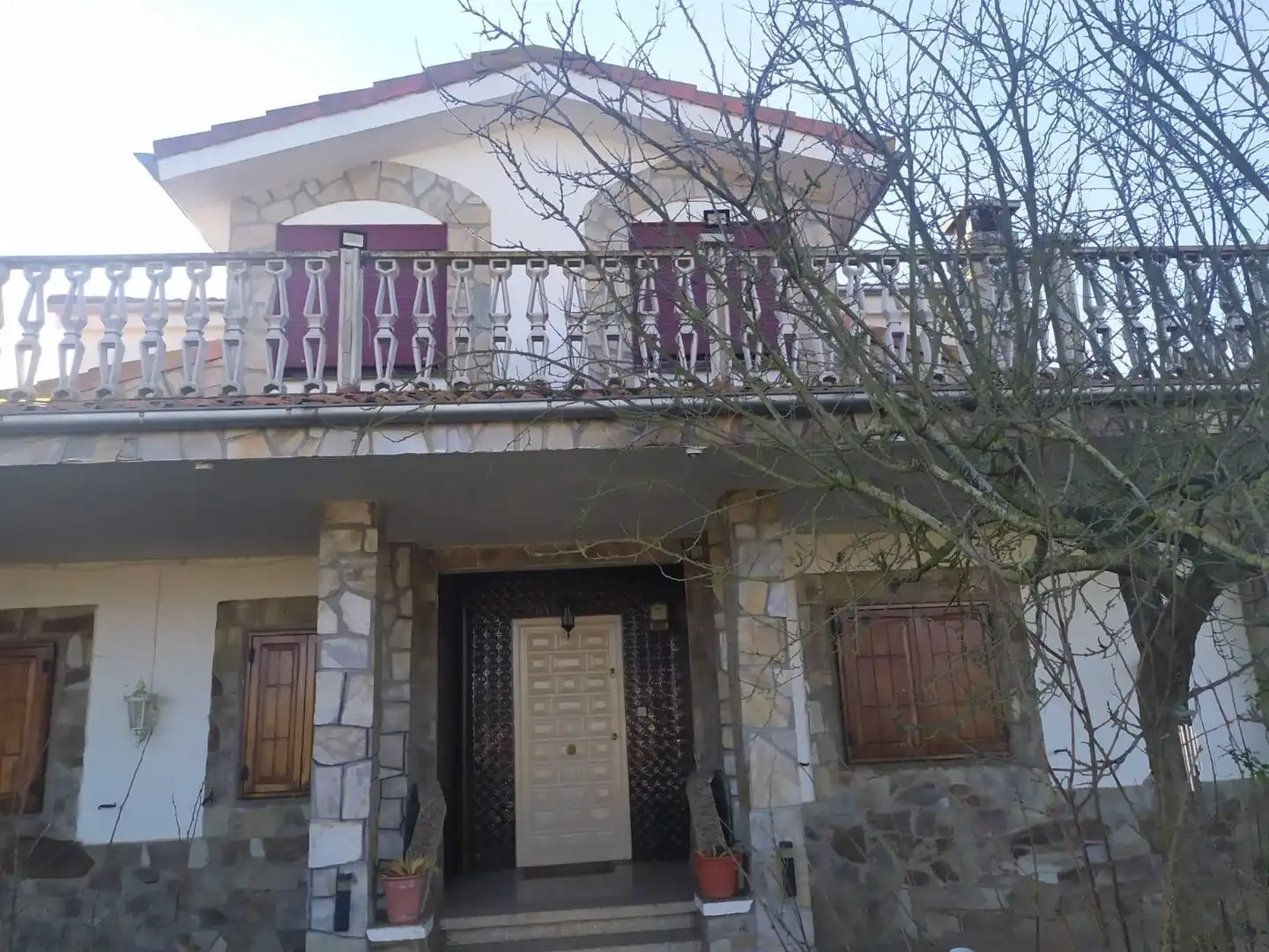 Vista exterior de Casa o chalet en venta en Pozuelo del Páramo con Calefacción, Terraza y Amueblado