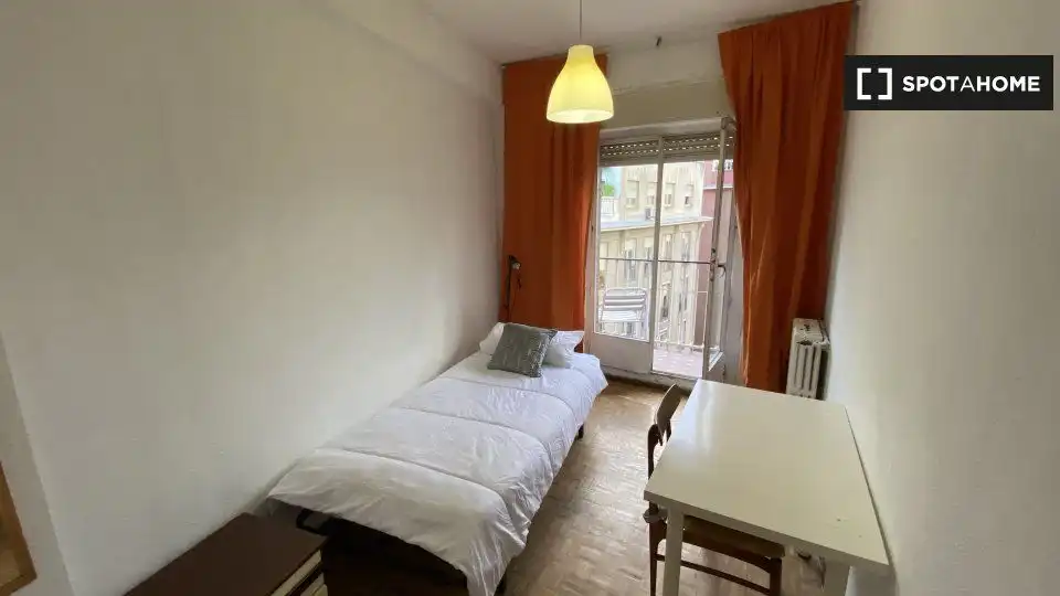Bedroom of Flat for share in  Madrid Capital  with Air Conditioner and Terrace