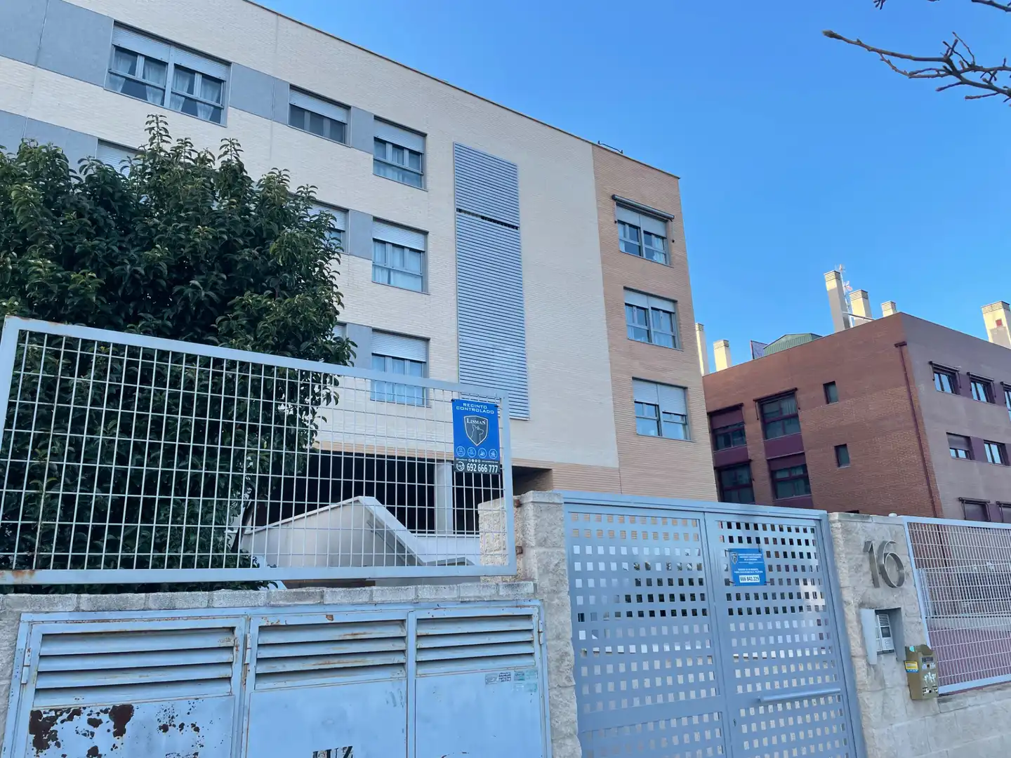 Außenansicht von Wohnung zur Miete in San Sebastián de los Reyes mit Heizung, Abstellraum und Ofen