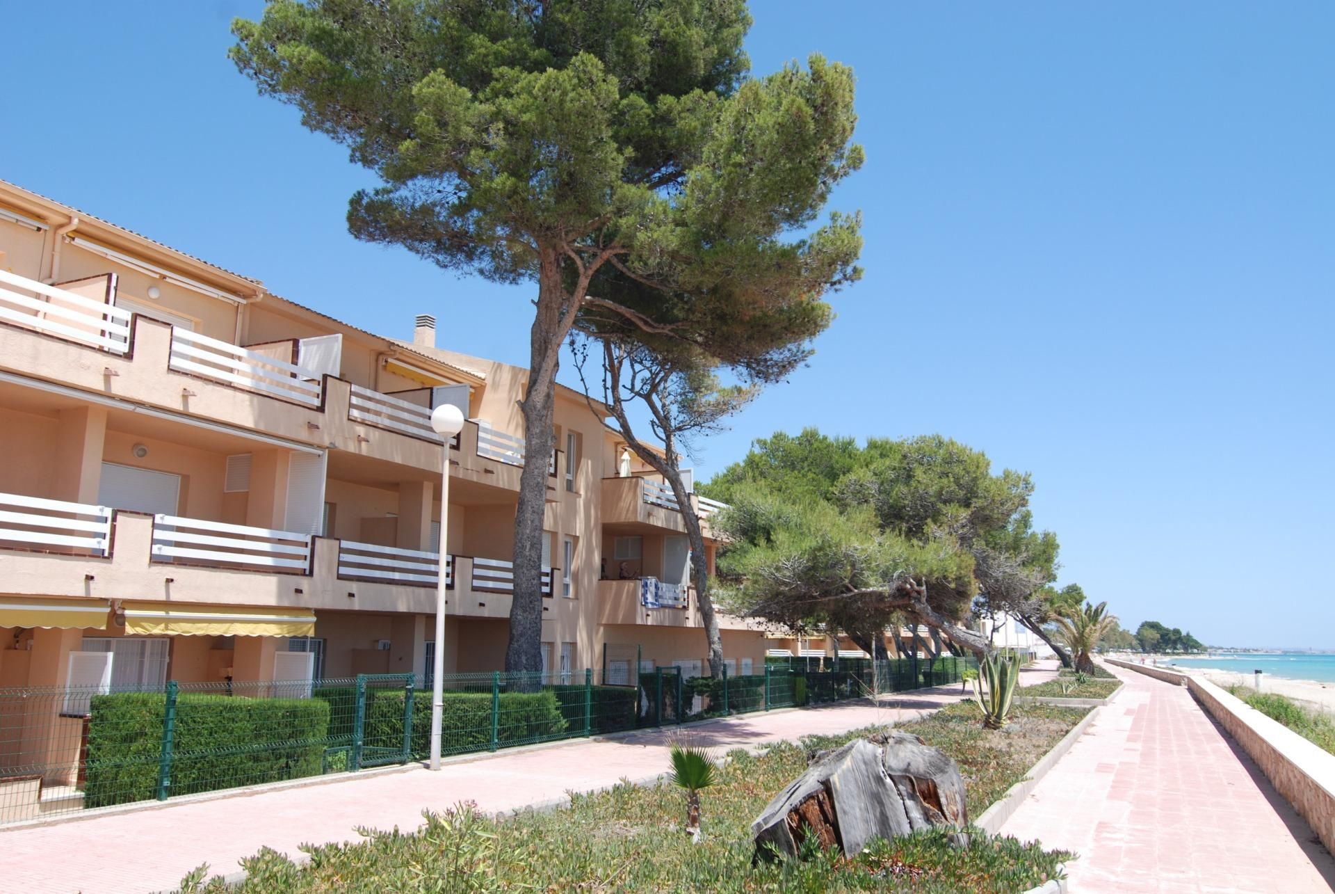 Vista exterior de Apartament en venda en Mont-roig del Camp amb Aire condicionat, Jardí privat i Terrassa