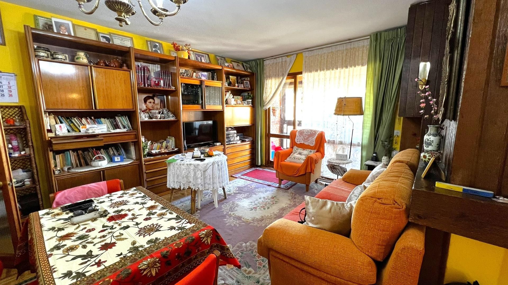 Living room of Flat for sale in  Madrid Capital  with Heating, Private garden and Parquet flooring