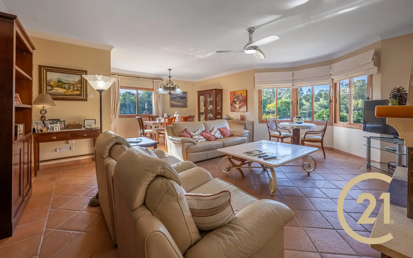 Sala de estar de Casa adosada en venta en Benahavís con Aire acondicionado, Jardín privado y Terraza