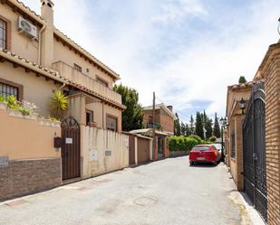 Vista exterior de Casa adosada en venda en Cájar amb Jardí privat i Piscina