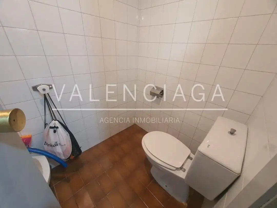 Badezimmer von Büro zum Verkauf in Beasain mit Heizung