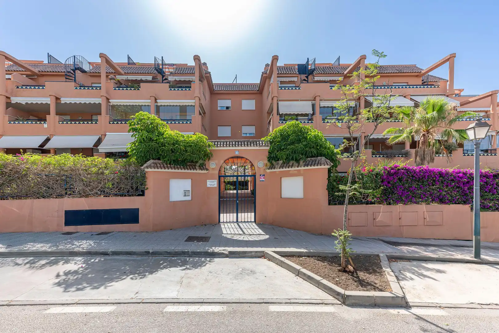 Vista exterior de Pis de lloguer en Marbella amb Aire condicionat, Jardí privat i Piscina comunitària