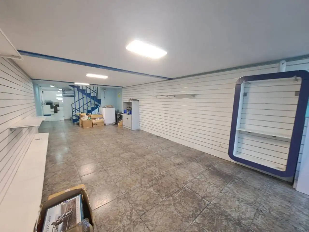 Local comercial en venta en Avenida CANTABRIA, imagen 2