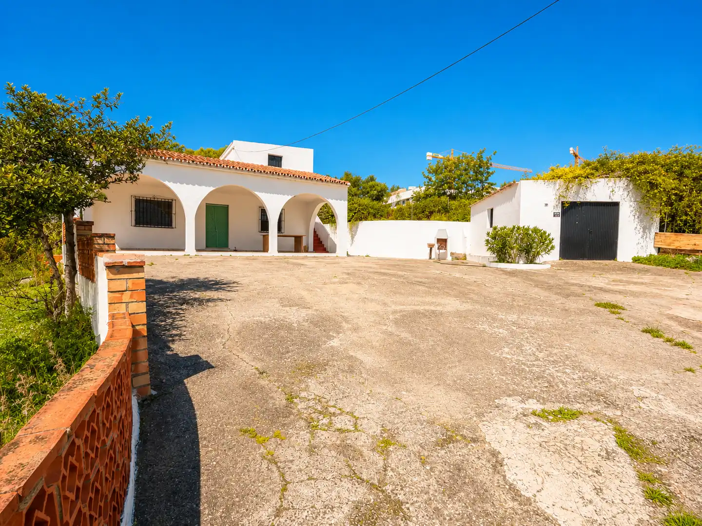 Vista exterior de Casa o xalet en venda en Estepona amb Jardí privat, Terrassa i Piscina