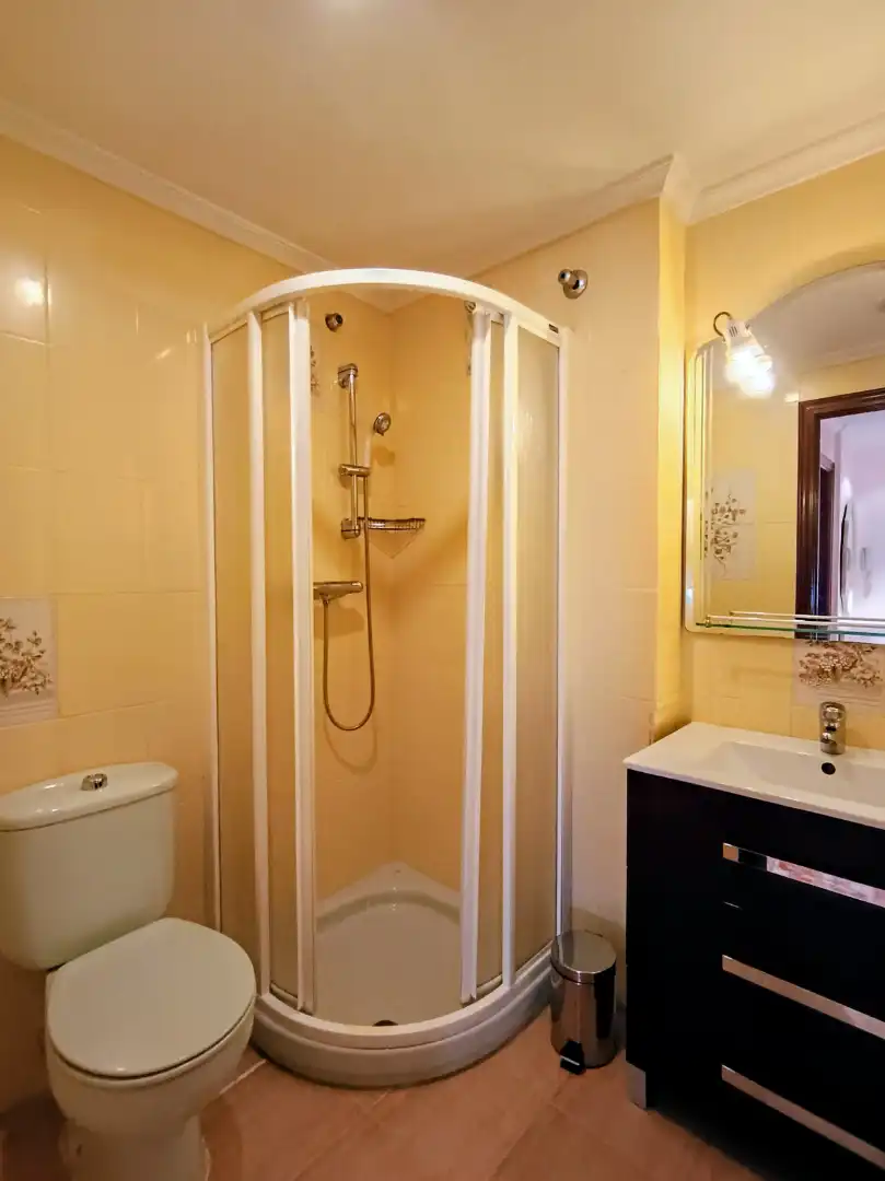 Baño de Piso en venta en Elche / Elx con Aire acondicionado, Calefacción y Balcón