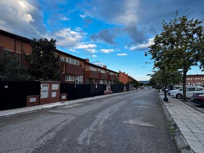 Vista exterior de Casa adosada en venda en Alovera amb Calefacció, Jardí privat i Piscina comunitària