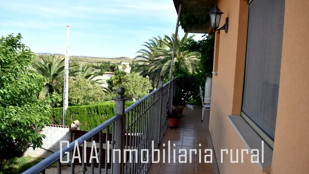 Außenansicht von Einfamilien-Reihenhaus zum Verkauf in Caspe