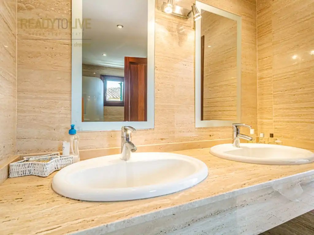 Badezimmer von Einfamilien-Reihenhaus zum Verkauf in Alcúdia mit Klimaanlage, Privatgarten und Terrasse