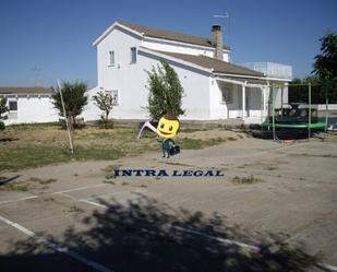 Vista exterior de Casa o xalet en venda en Arapiles amb Calefacció, Jardí privat i Terrassa