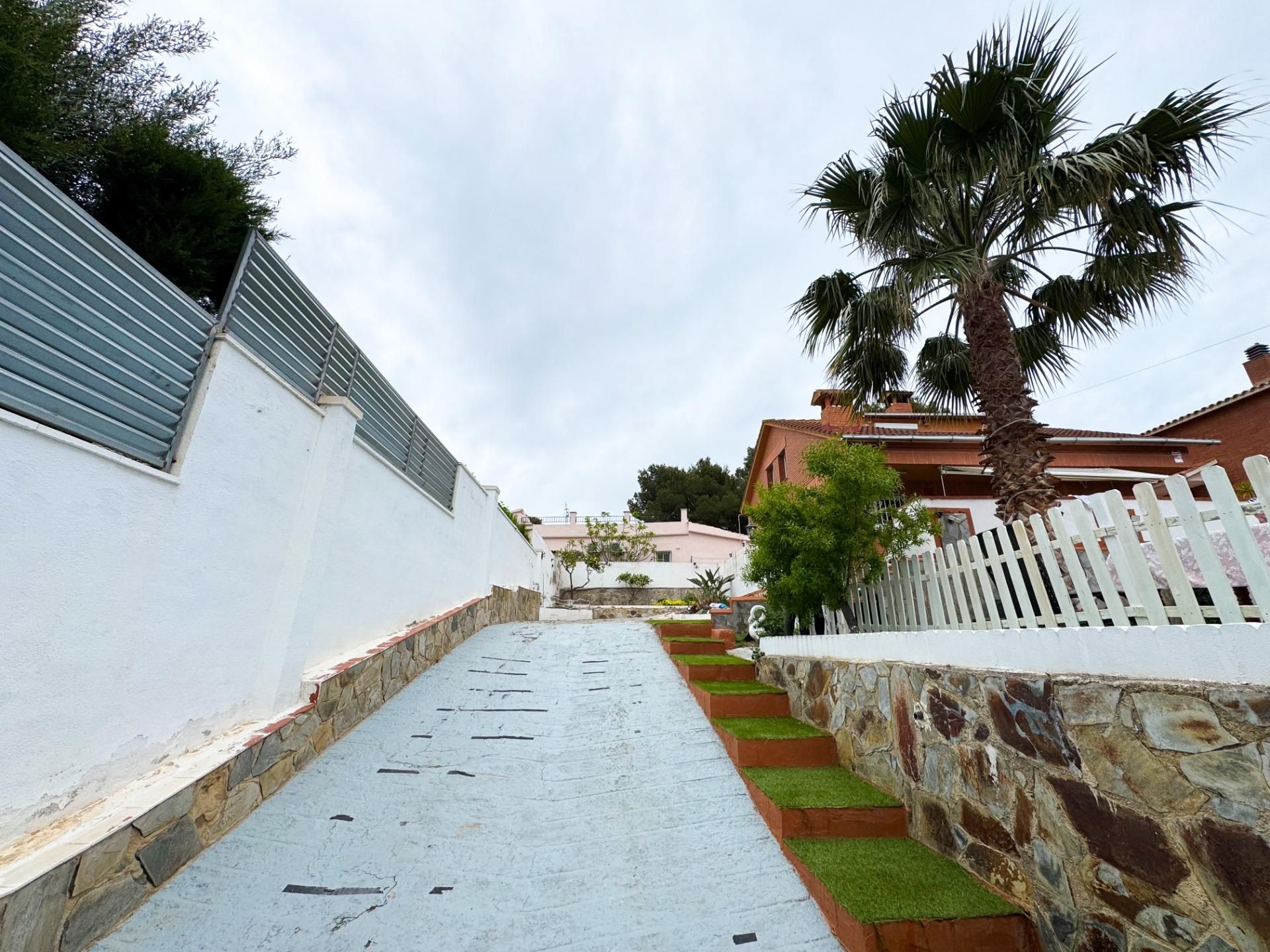 Vista exterior de Casa o xalet en venda en El Vendrell amb Aire condicionat, Calefacció i Jardí privat