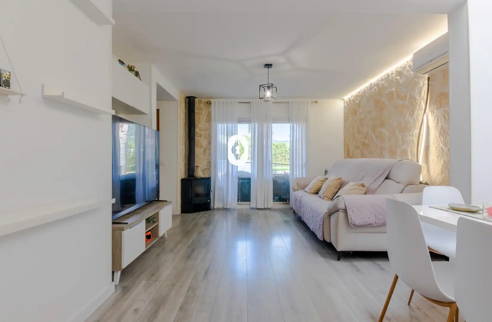 Sala d'estar de Casa adosada en venda en Sa Pobla amb Aire condicionat, Jardí privat i Parquet