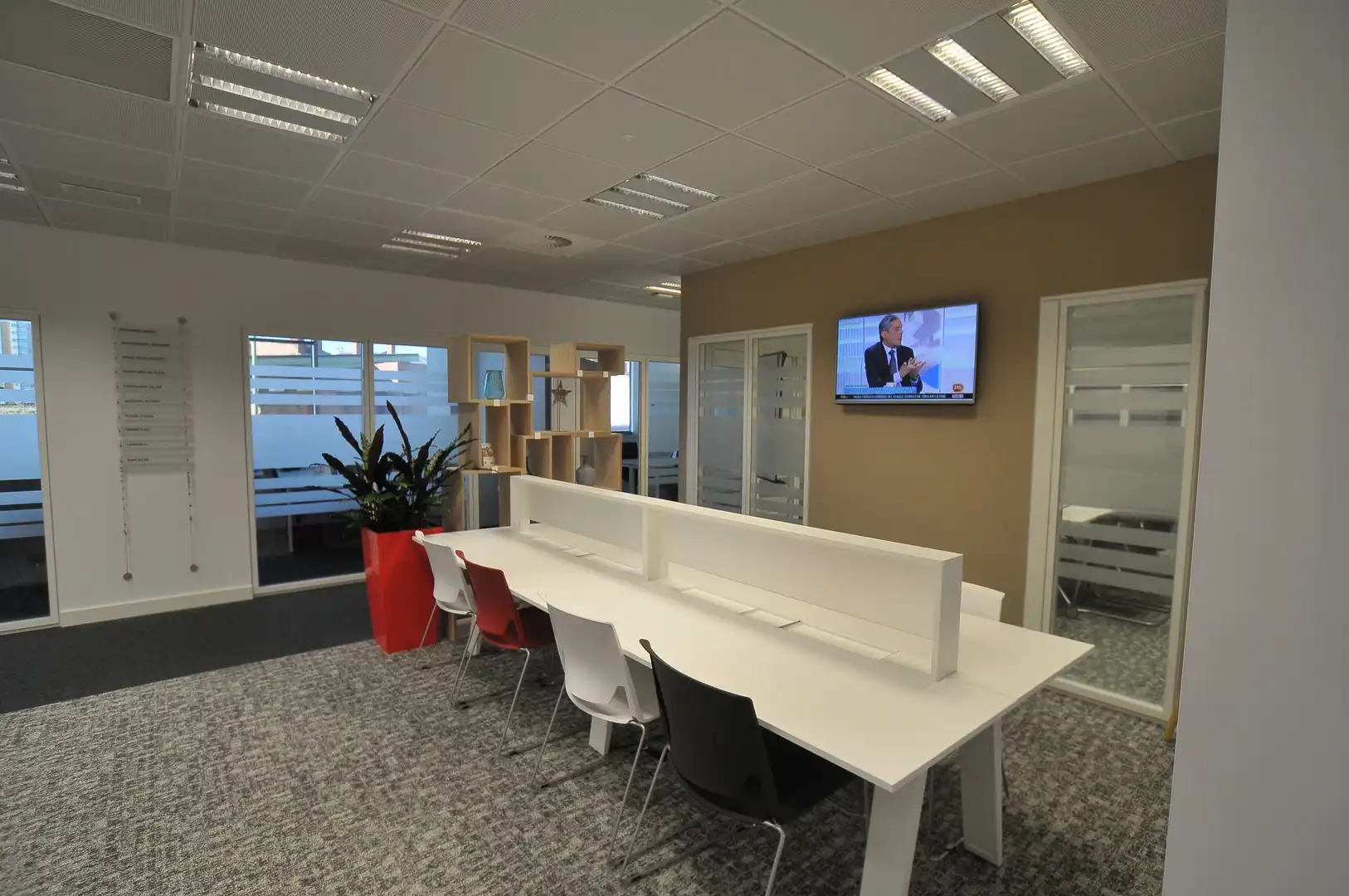 Büro zur Miete in Madrid mit Klimaanlage, Heizung und Möbliert