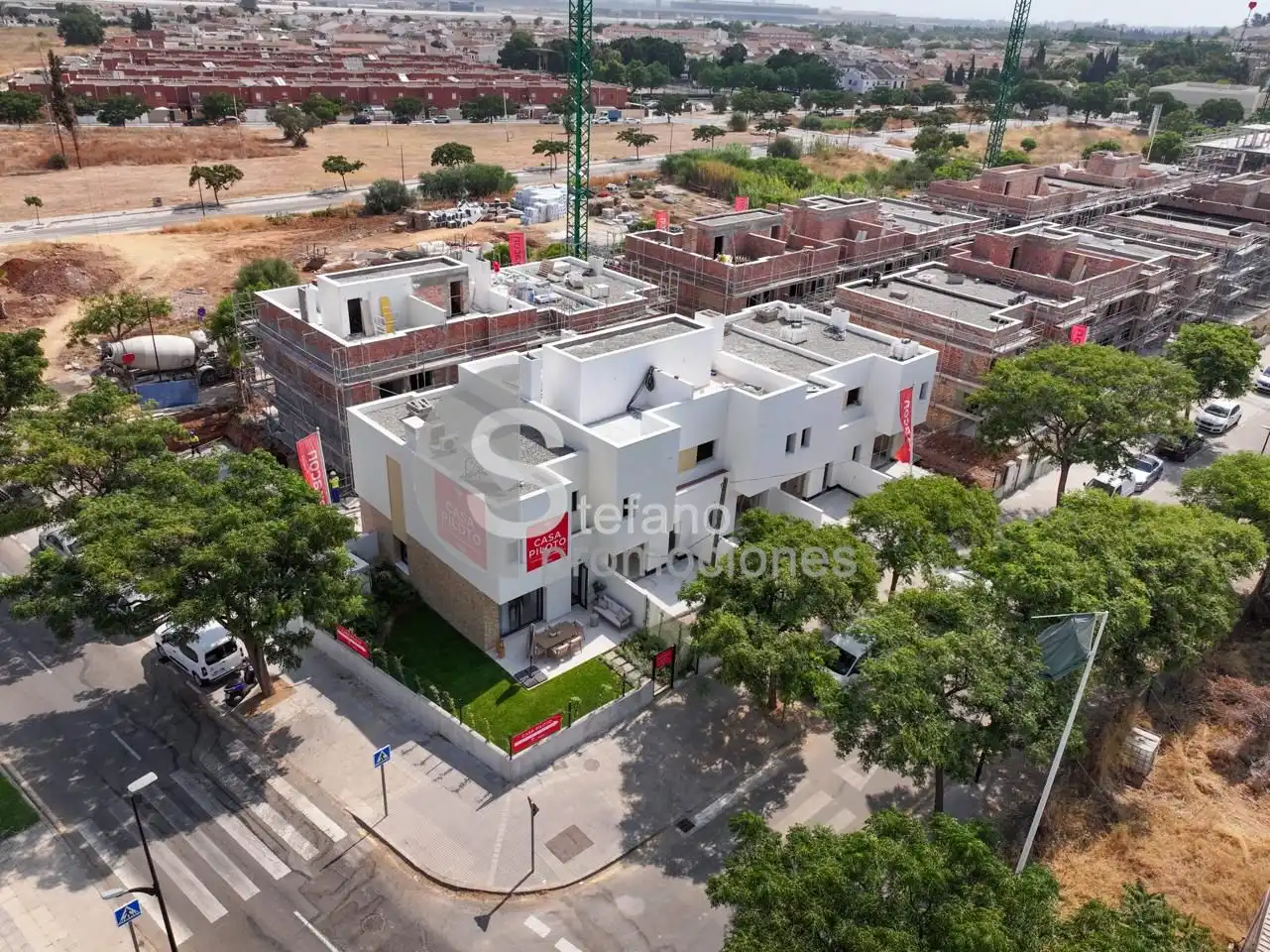 Vista exterior de Casa adosada en venta en Málaga con Aire acondicionado, Jardín privado y Terraza