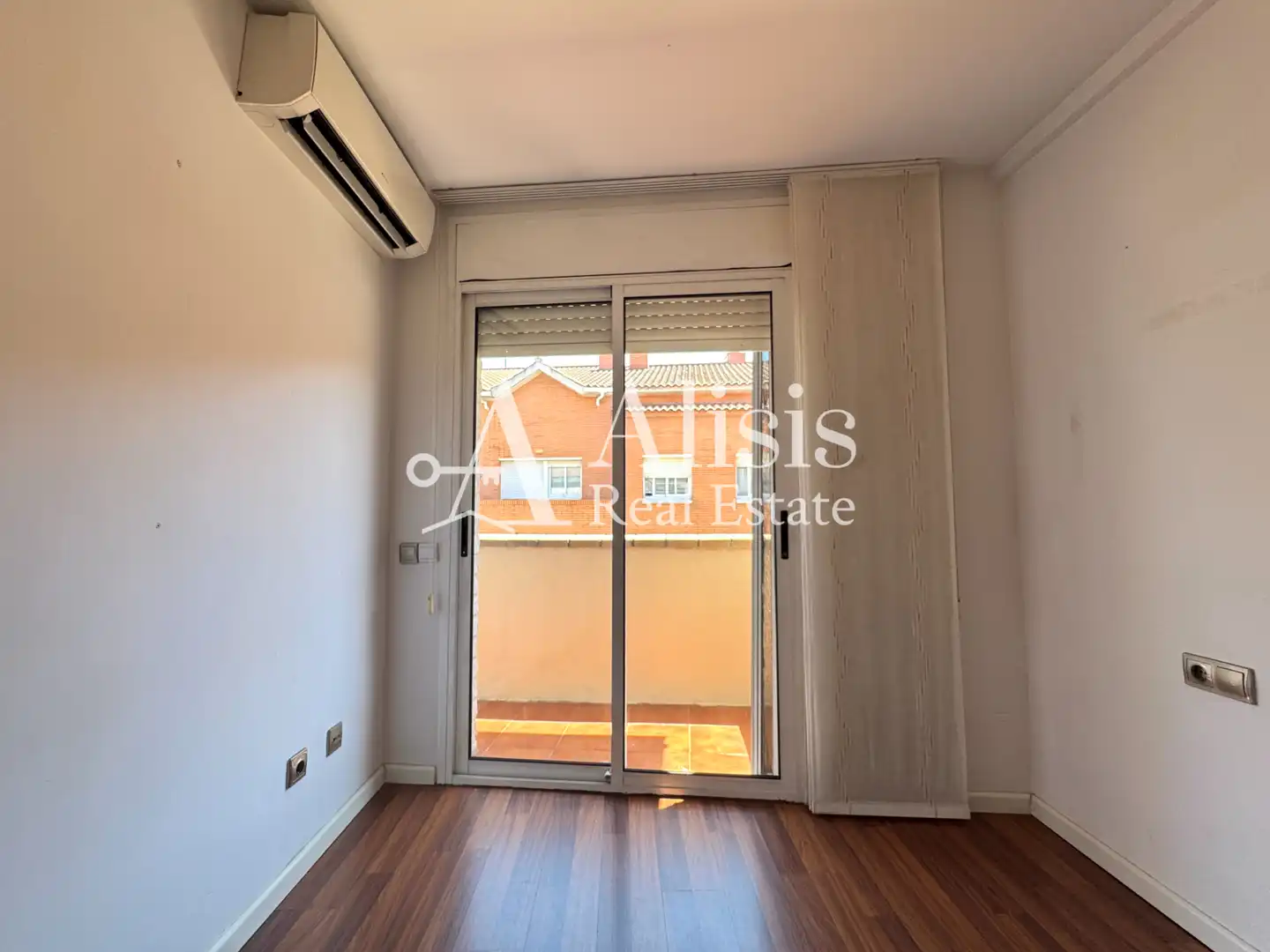 Schlafzimmer von Einfamilien-Reihenhaus zum Verkauf in Pallejà mit Klimaanlage, Heizung und Terrasse