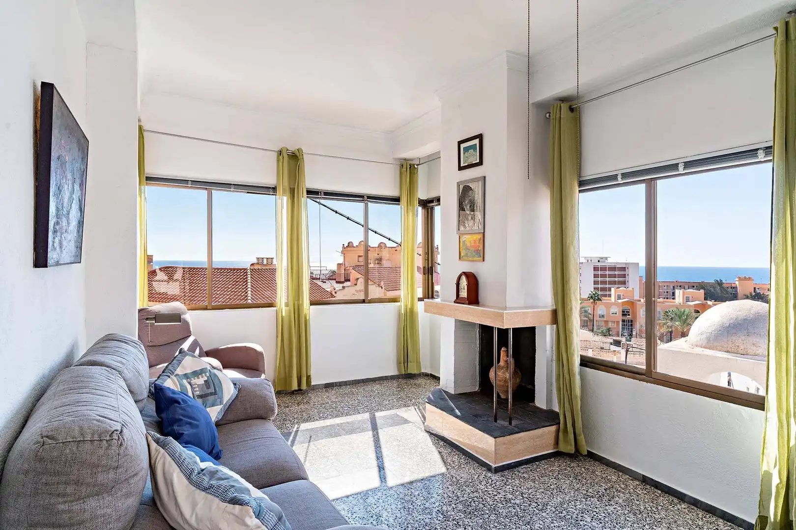 Sala d'estar de Casa adosada en venda en Roquetas de Mar amb Jardí privat, Terrassa i Traster