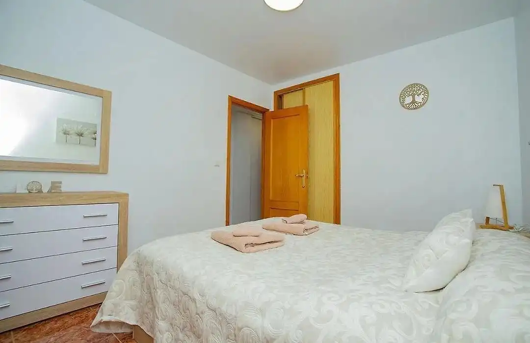 Habitación de Apartamento de alquiler en Torrevieja con Aire acondicionado, Amueblado y Internet
