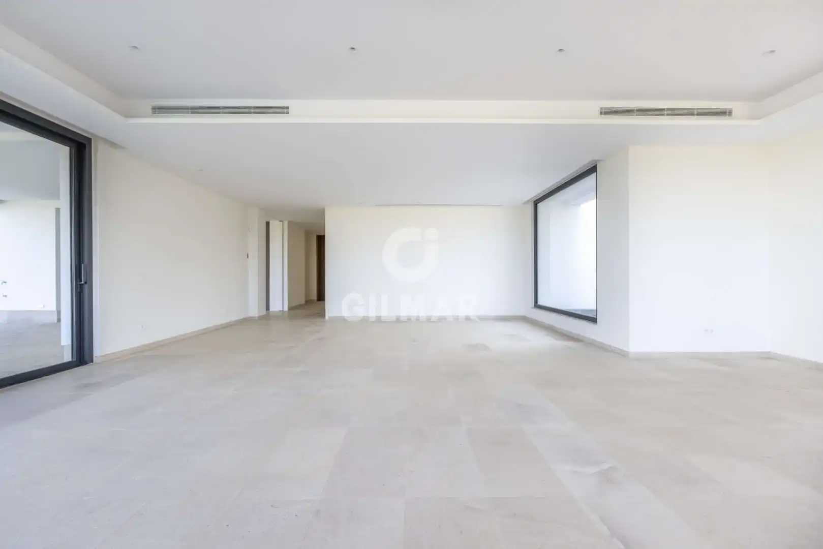 Sala d'estar de Casa o xalet en venda en Sotogrande amb Calefacció, Jardí privat i Piscina